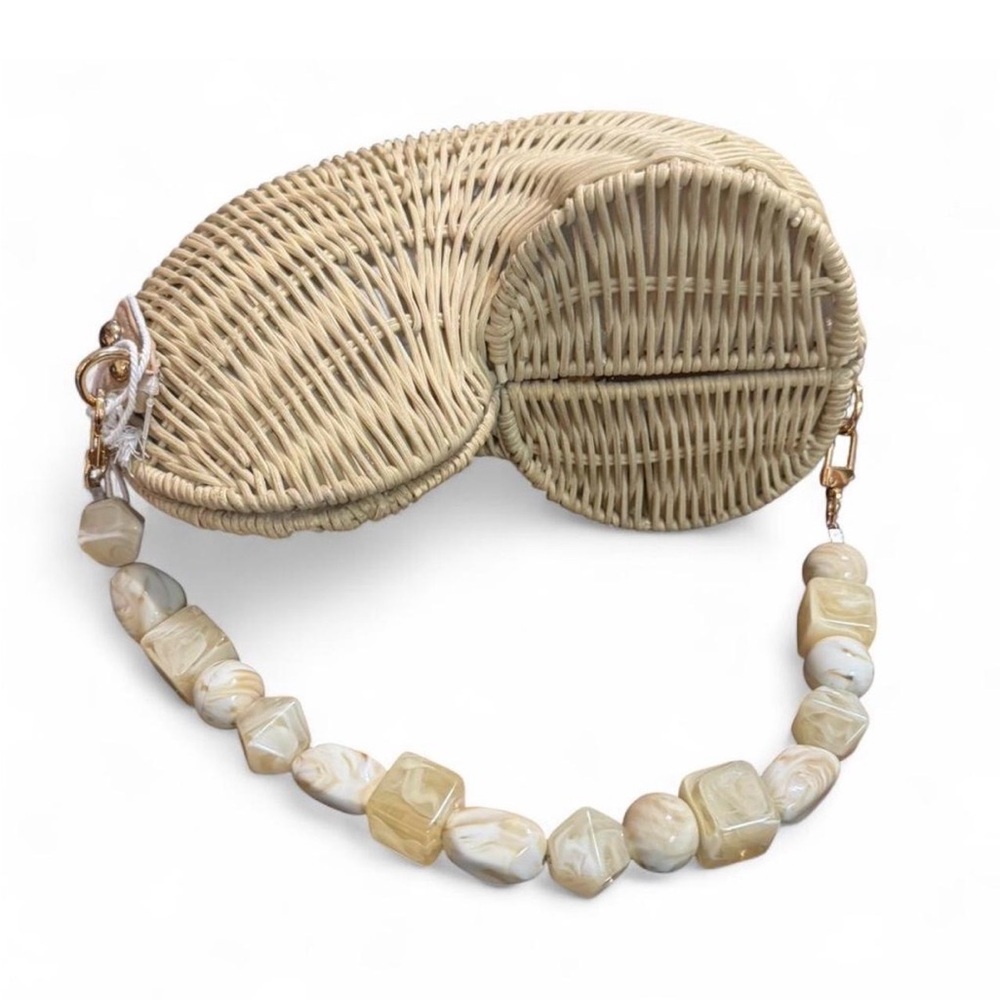 Elegant Natural Woven Shell Shaped Handbag with Shell Handle - Picture 6 of 9